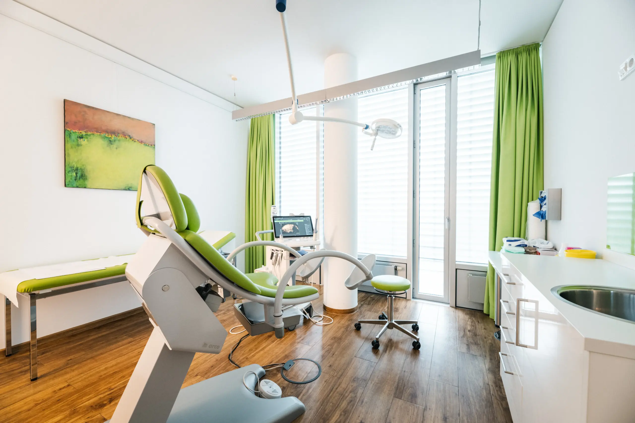 Moderner Behandlungsraum im Kinderwunschzentrum Bonn für gynäkologische Untersuchungen und Beratung