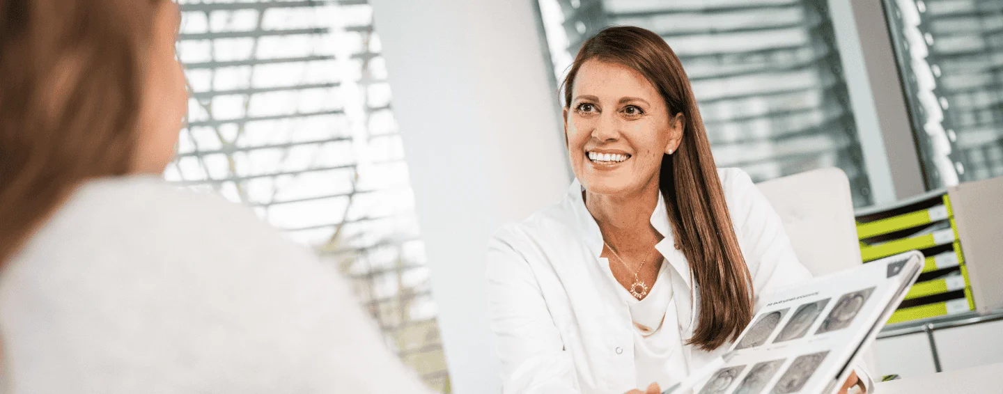 Dr. Eva Maria Boogen im persönlichen Beratungsgespräch mit einer Patientin im Kinderwunschzentrum Bonn